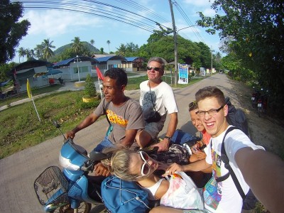 5 osób z torbami na skuterze,nie ma problemu w Tajlandii